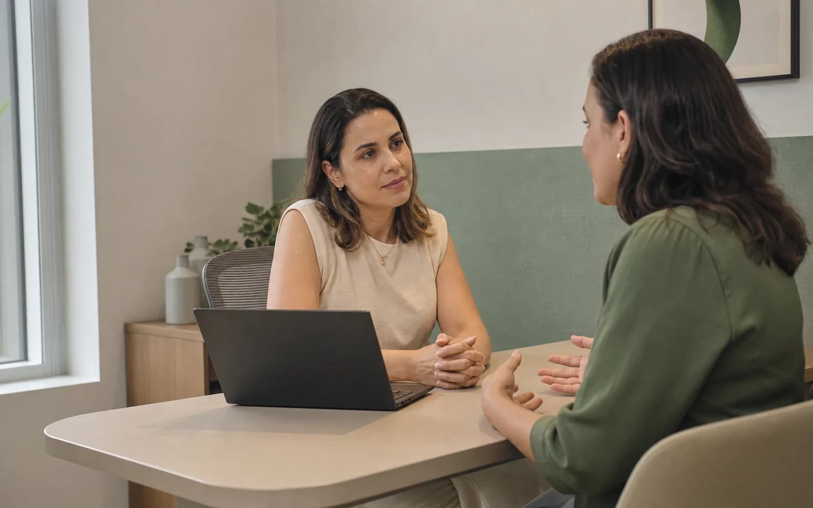 Profissional de saúde em conversa com uma paciente